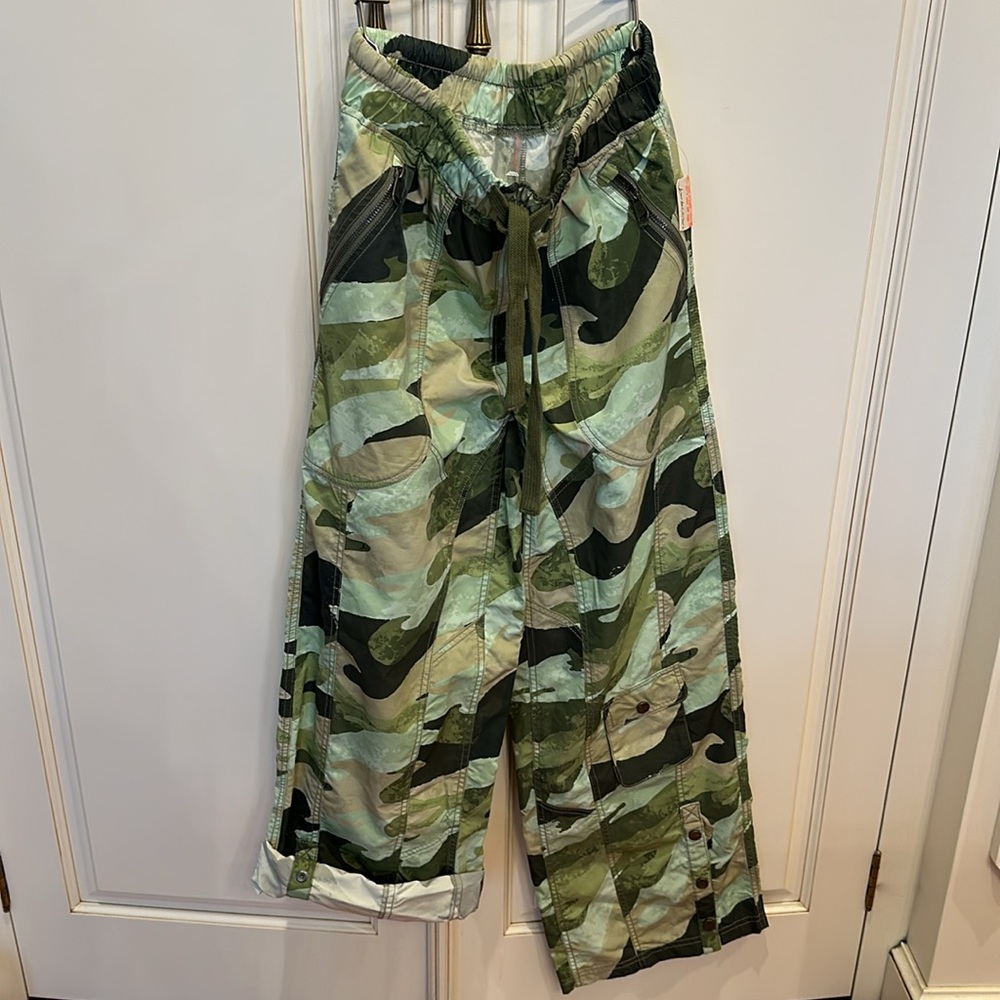 FP Movement Stadium Camo print pants. Snap bottoms, pockets, drawstring. S NWT - Picture 12 of 16